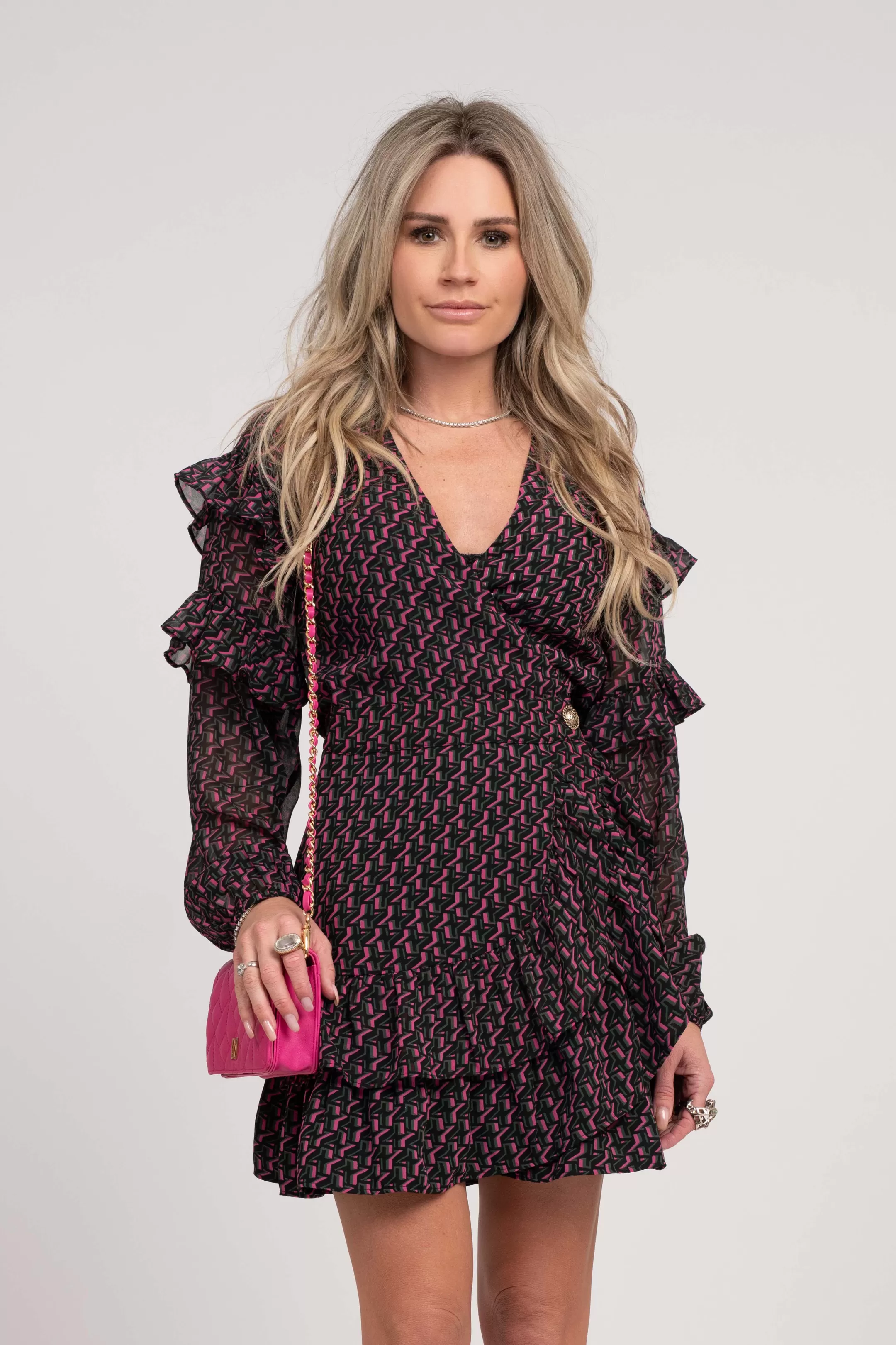 Outlet NIKKIE Dress with ruffles and all-over print Black/Raspberry Rose