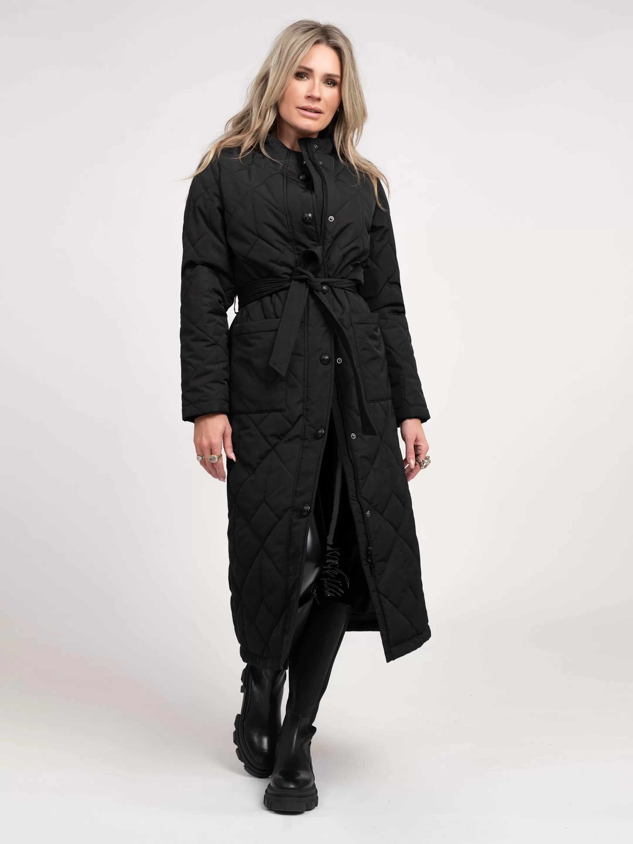 Outlet NIKKIE Long Puffer coat with tie belt Black