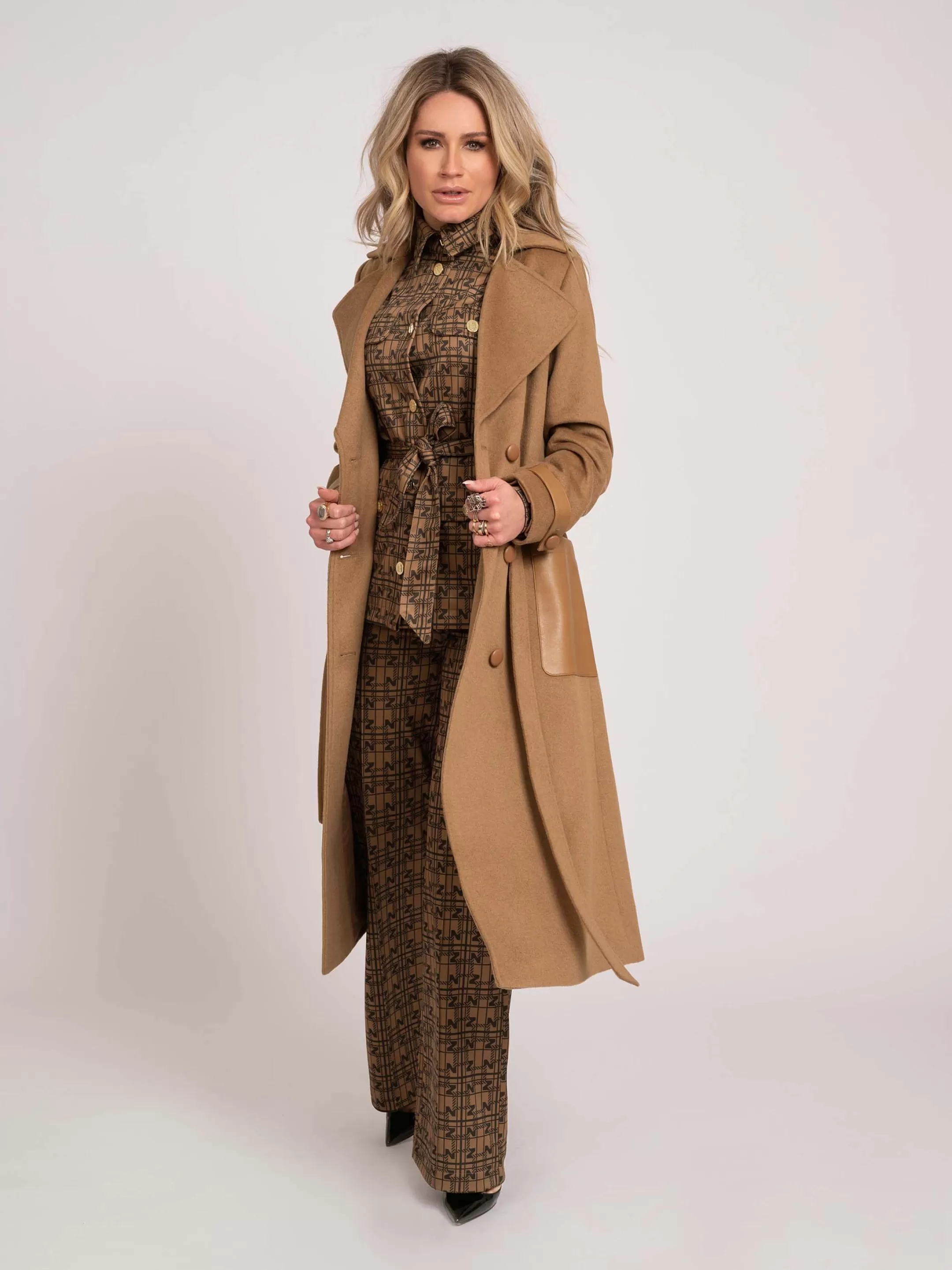 Flash Sale NIKKIE Loose fit pants with high rise Black/Caramel