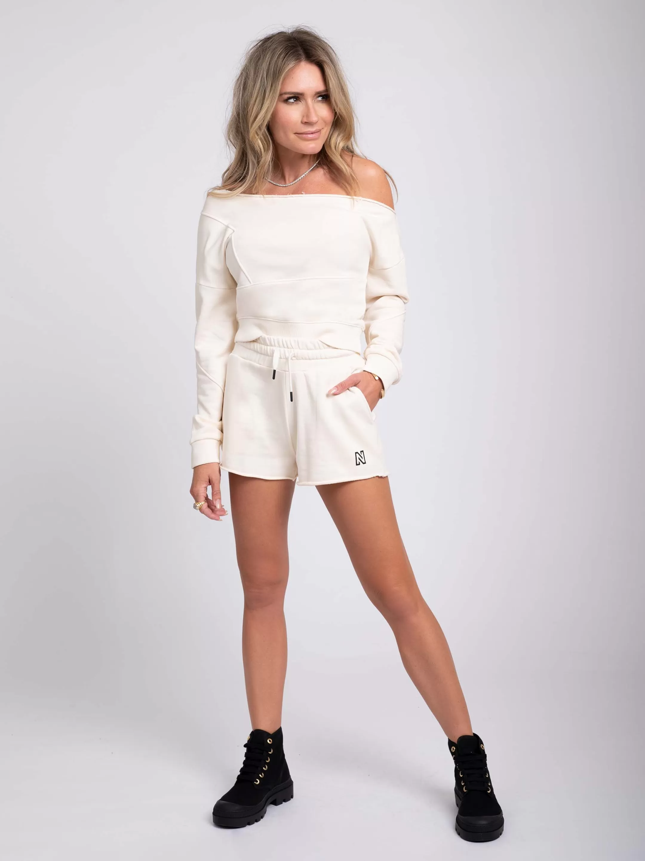 New NIKKIE Mid rise sweat shorts with cord Star White