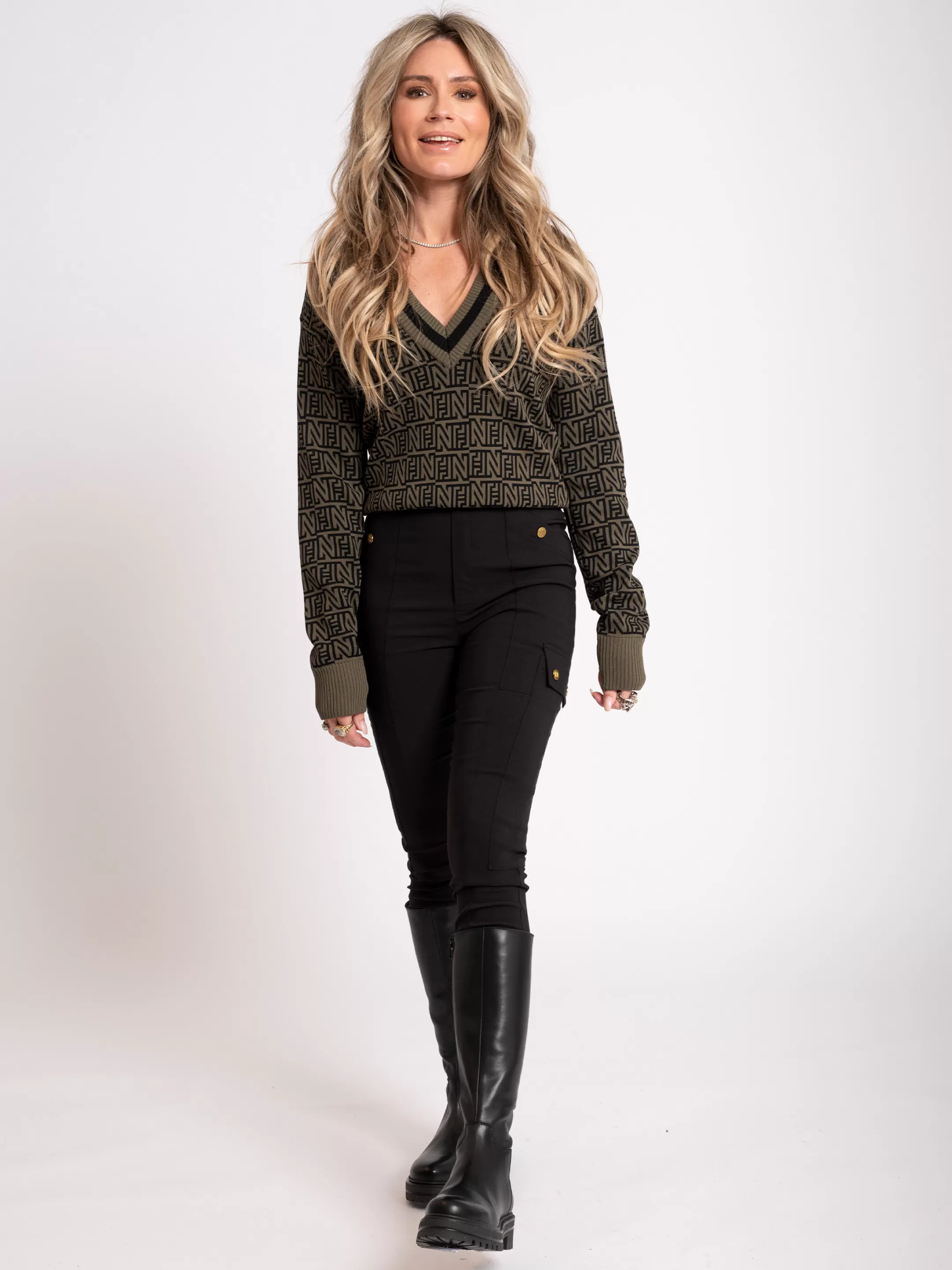 New NIKKIE V-neckline sweater Combat Green