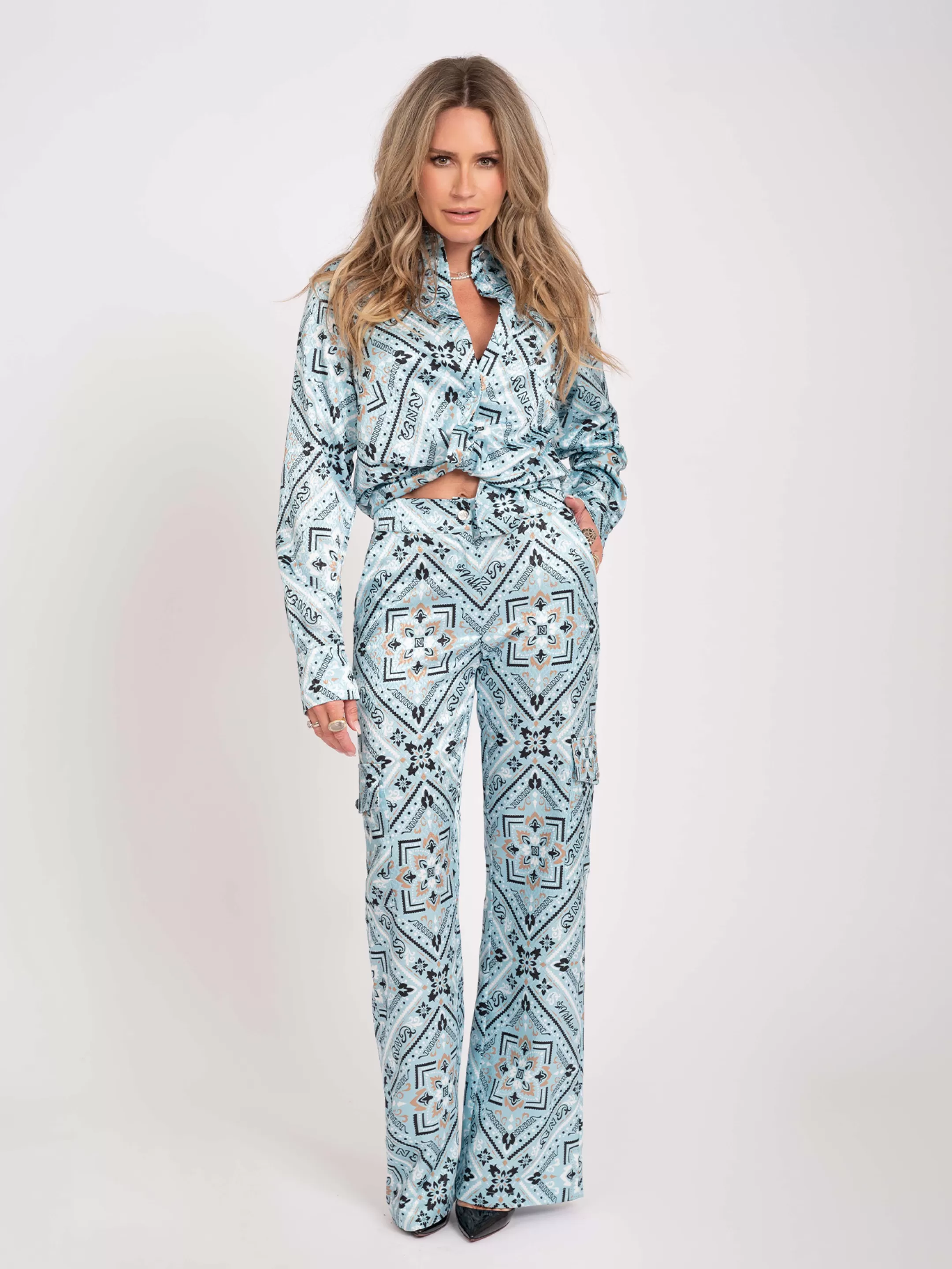 Fashion NIKKIE Wide leg trouser with print Pool/Black
